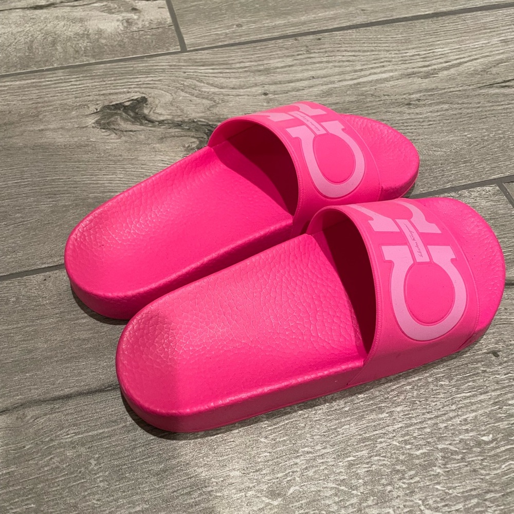 Ferragamo fuchsia slides - Picture 2 of 3